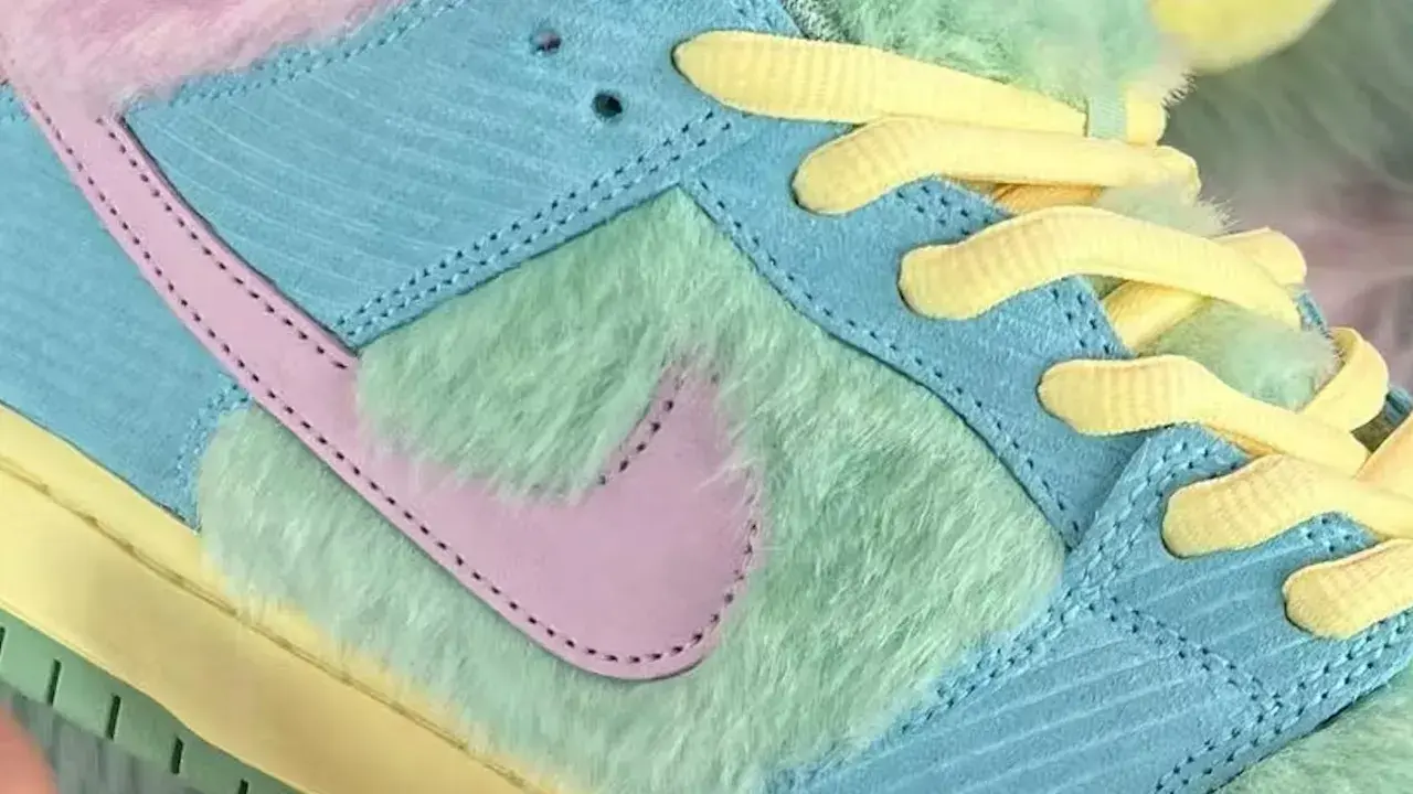 Bunte Nike SB Sneaker mit flauschigen Einsätzen und gelben Schnürsenkeln. Die Bedeutung von Nike SB zeigt sich in diesem einzigartigen Design.