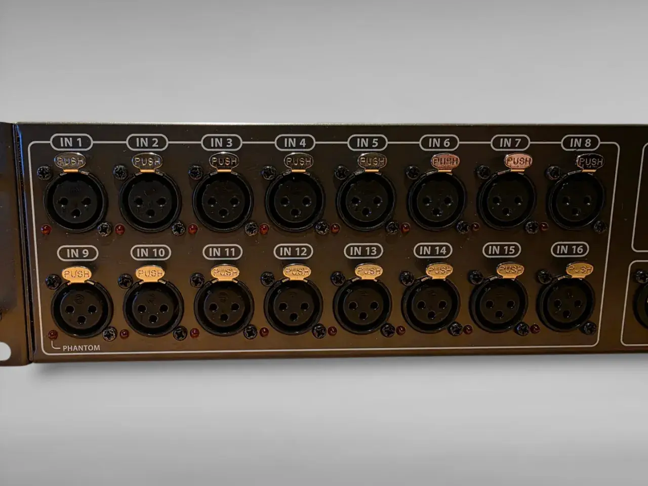 Behringer S16 Stagebox mit 16 XLR-Eingängen, bereit für den Anschluss von Mikrofonen und Instrumenten.