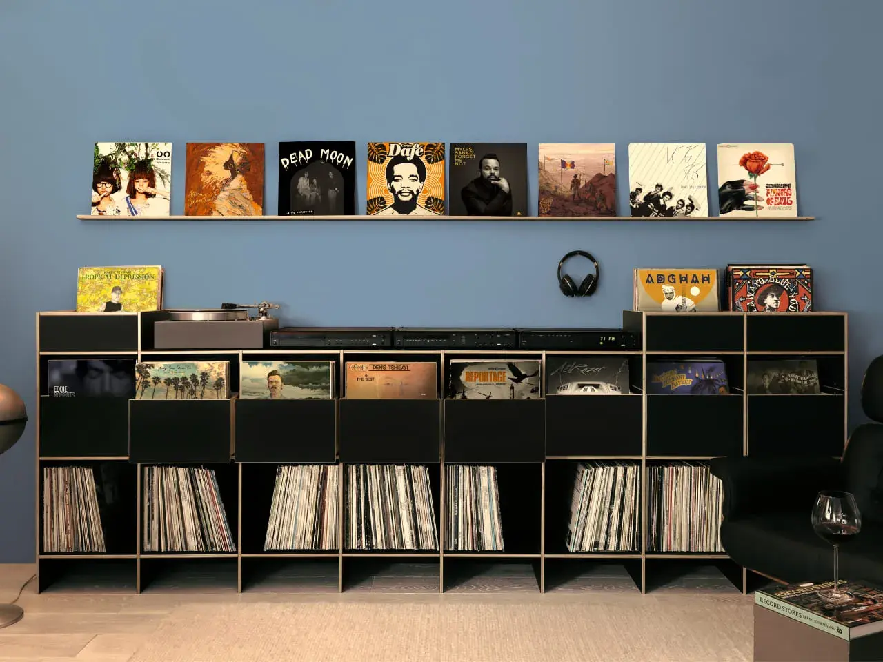 Schallplatten lagern in einem modernen Regal. Viele LPs sind auf dem Regal und in den Fächern aufbewahrt, bereit zum Abspielen.