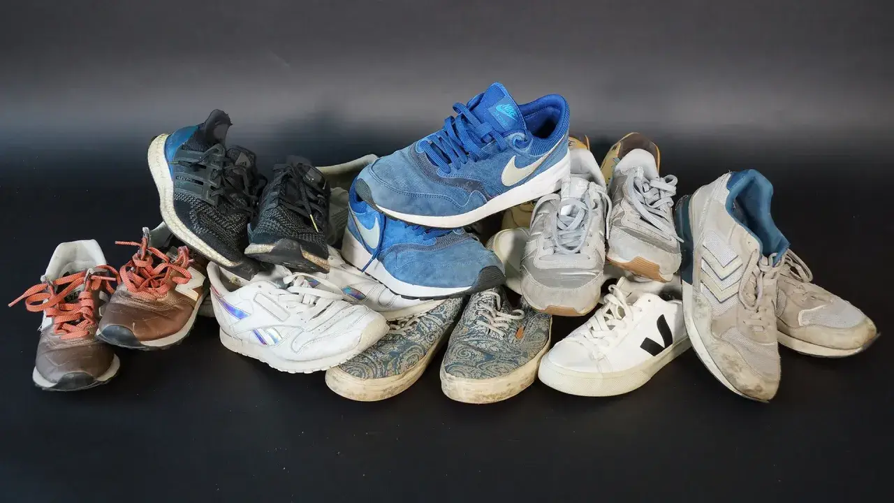 Bunte Sneaker-Sammlung, darunter blaue Nike-Schuhe. Die Frage, wo werden Nike Schuhe hergestellt, bleibt offen.