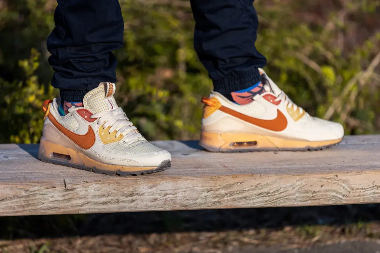 Nike Air Max 90 in Beige und Orange, ein Highlight der Nike Air Max alle Modelle Liste.