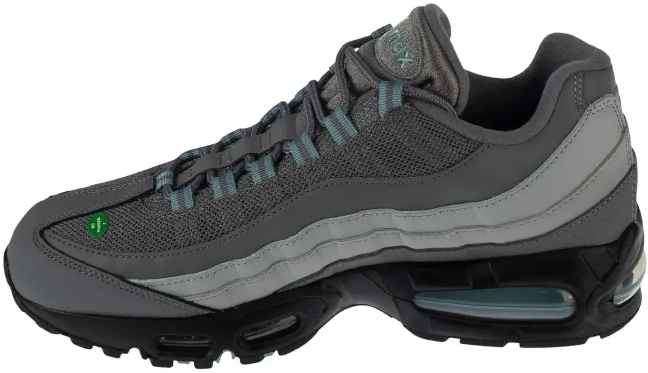 Grauer Nike Air Max 95 Sneaker mit türkisen Akzenten. Die Sohle ist schwarz mit sichtbaren Air-Elementen. Die Frage, wie fallen Air Max 95 aus, wird hier nicht beantwortet.