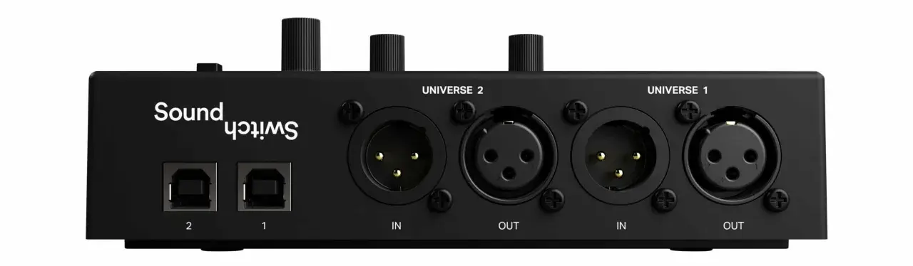 Soundswitch Control One: schwarzes Gerät mit zwei USB-Anschlüssen und vier XLR-Buchsen für Universe 1 und 2.