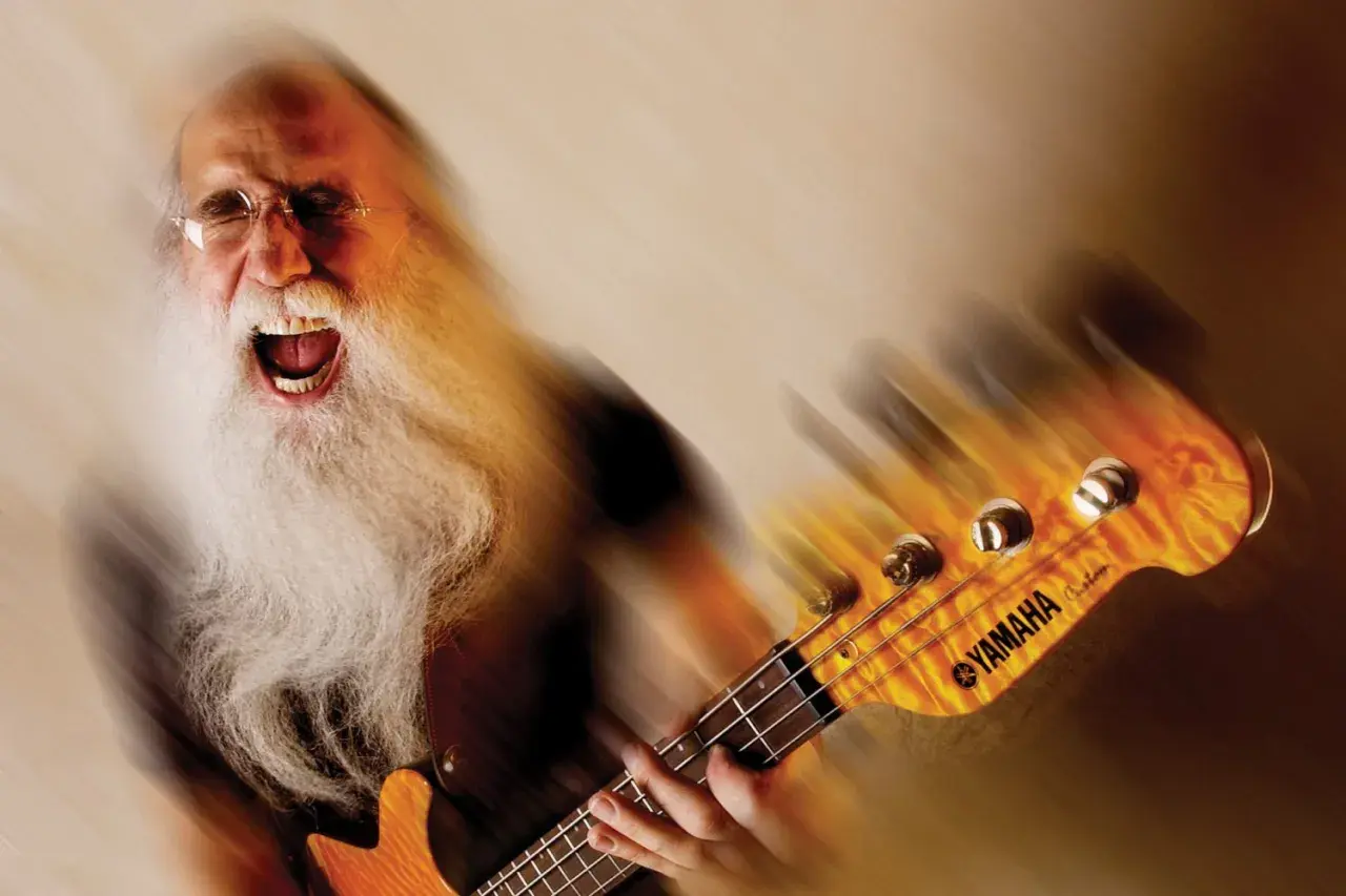 Lee Sklar, mit seinem legendären Bart, brüllt vor Begeisterung, während er auf seinem Yamaha-Bass spielt.
