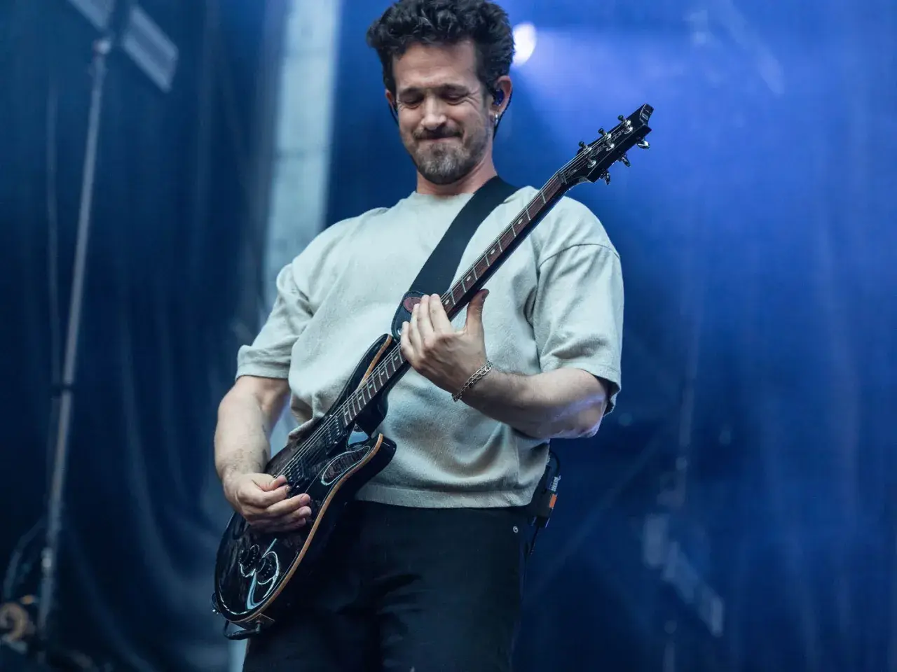 Alex Feder spielt mit Leidenschaft E-Gitarre auf der Bühne.