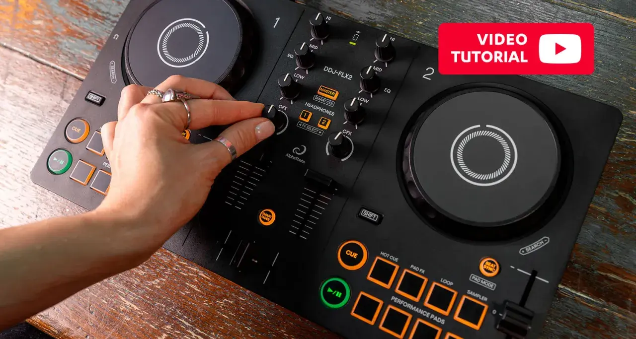 Hand steuert DJ-Controller für coole DJ-Sets. Video-Tutorial erklärt die Funktionen.