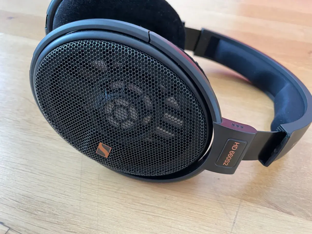 Nahaufnahme der Sennheiser HD 660S2 Kopfhörer auf Holzhintergrund. Ein detaillierter sennheiser hd 660s2 test.