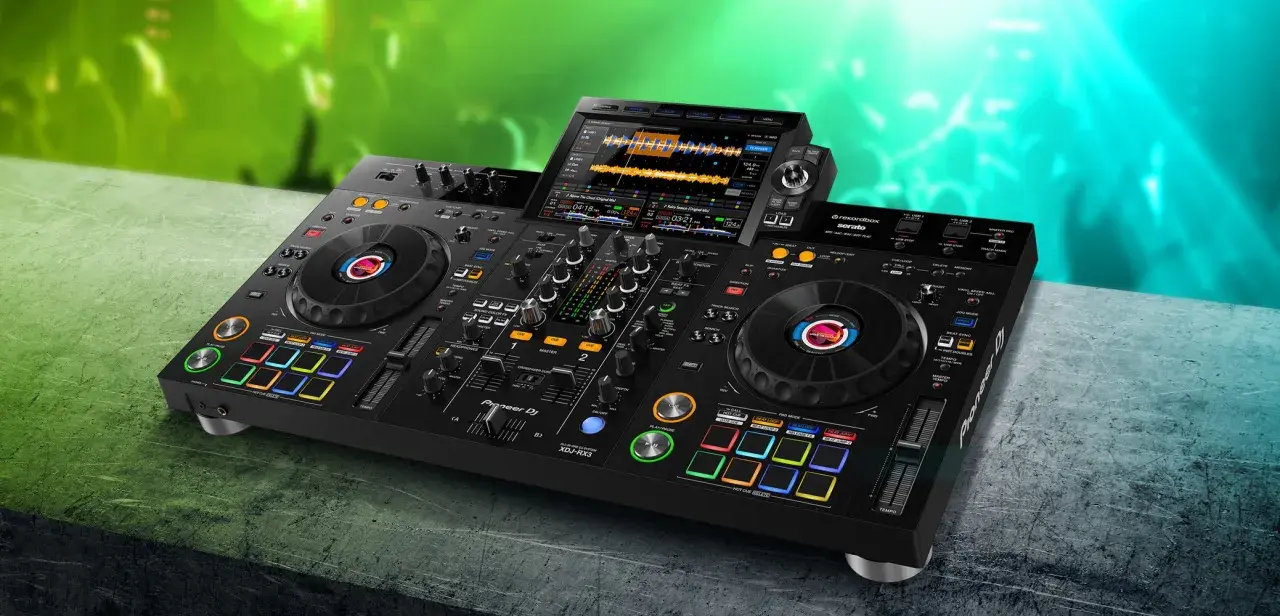 Ein Pioneer XDJ-RX3 DJ-Controller mit leuchtenden Pads und einem Touchscreen, bereit für die nächste Party.