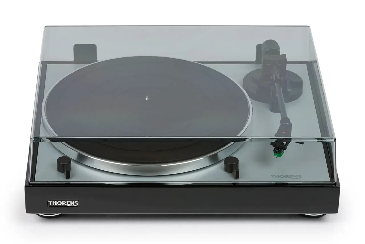 Thorens TD 402 DD Test: Eleganter Plattenspieler mit Direktantrieb und Tonarm. Perfekt für Vinyl-Liebhaber.