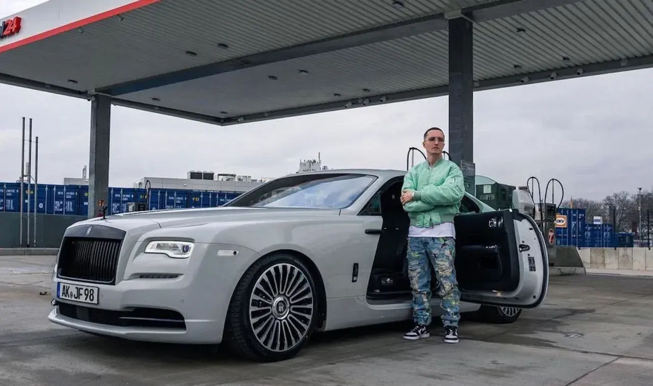 Justin Fuchs mit seinem Rolls-Royce, bereit, den Peso zu verdienen.