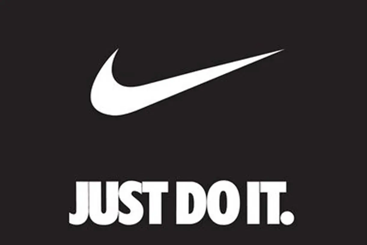 Nike Swoosh und der Slogan "JUST DO IT." auf schwarzem Hintergrund. Ein Aufruf zum Handeln, um deine Ziele zu verfolgen.