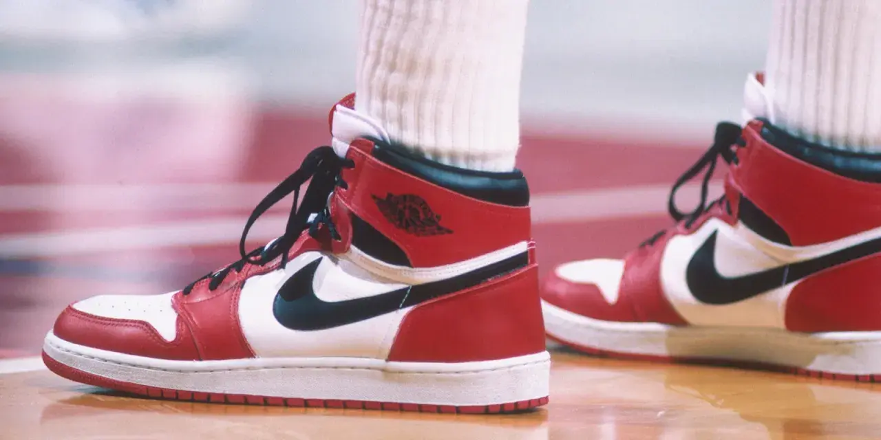 Der erste Air Jordan in Rot und Weiß, ein ikonischer Basketballschuh, der Geschichte schrieb.
