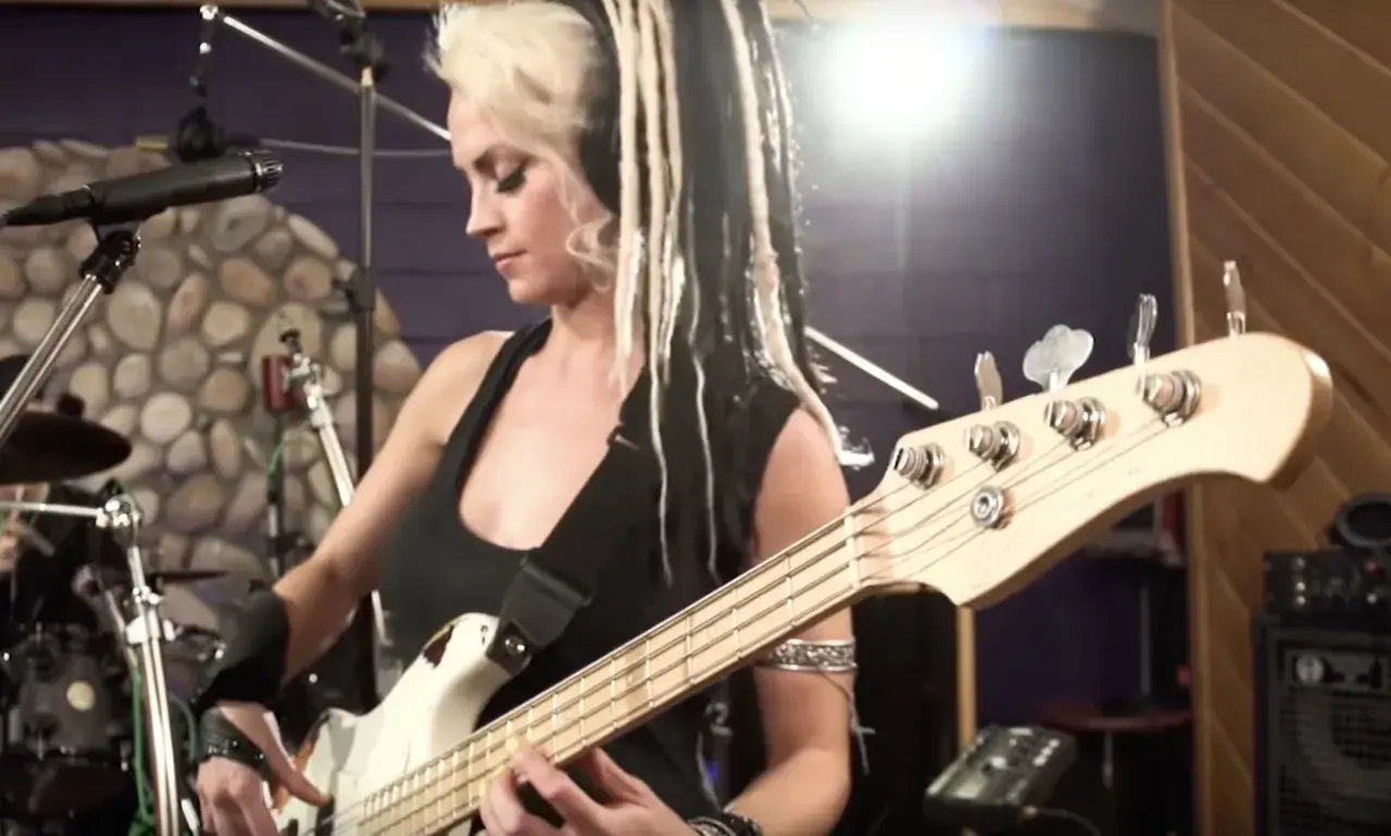 Tanya O'Callaghan spielt Bassgitarre in einem Aufnahmestudio.