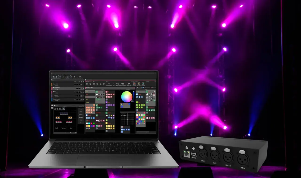 Laptop mit DMX-Software und Lichtpult im Hintergrund, bereit für eine beeindruckende Lichtshow.