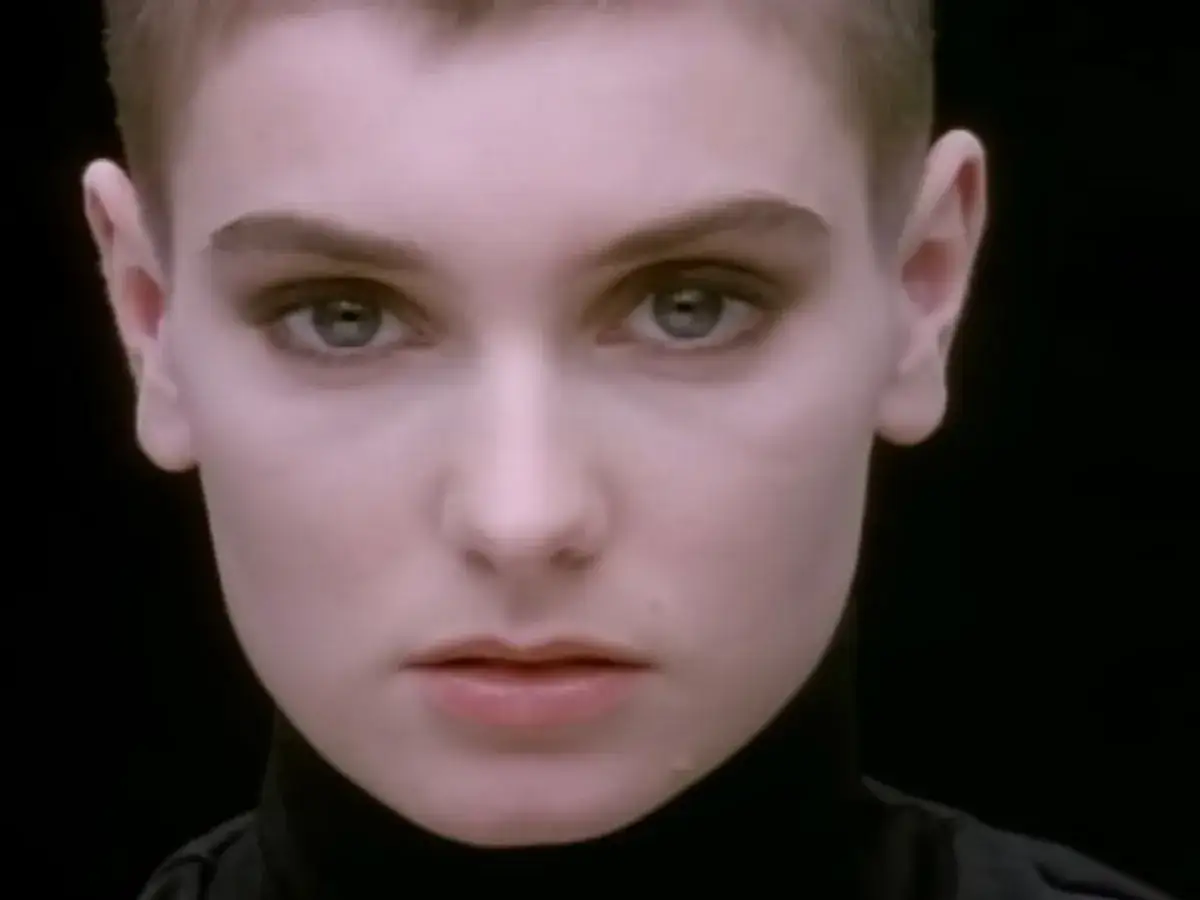 Sinéad O'Connor blickt intensiv in die Kamera. Ihr Blick vermittelt die tiefe Bedeutung von