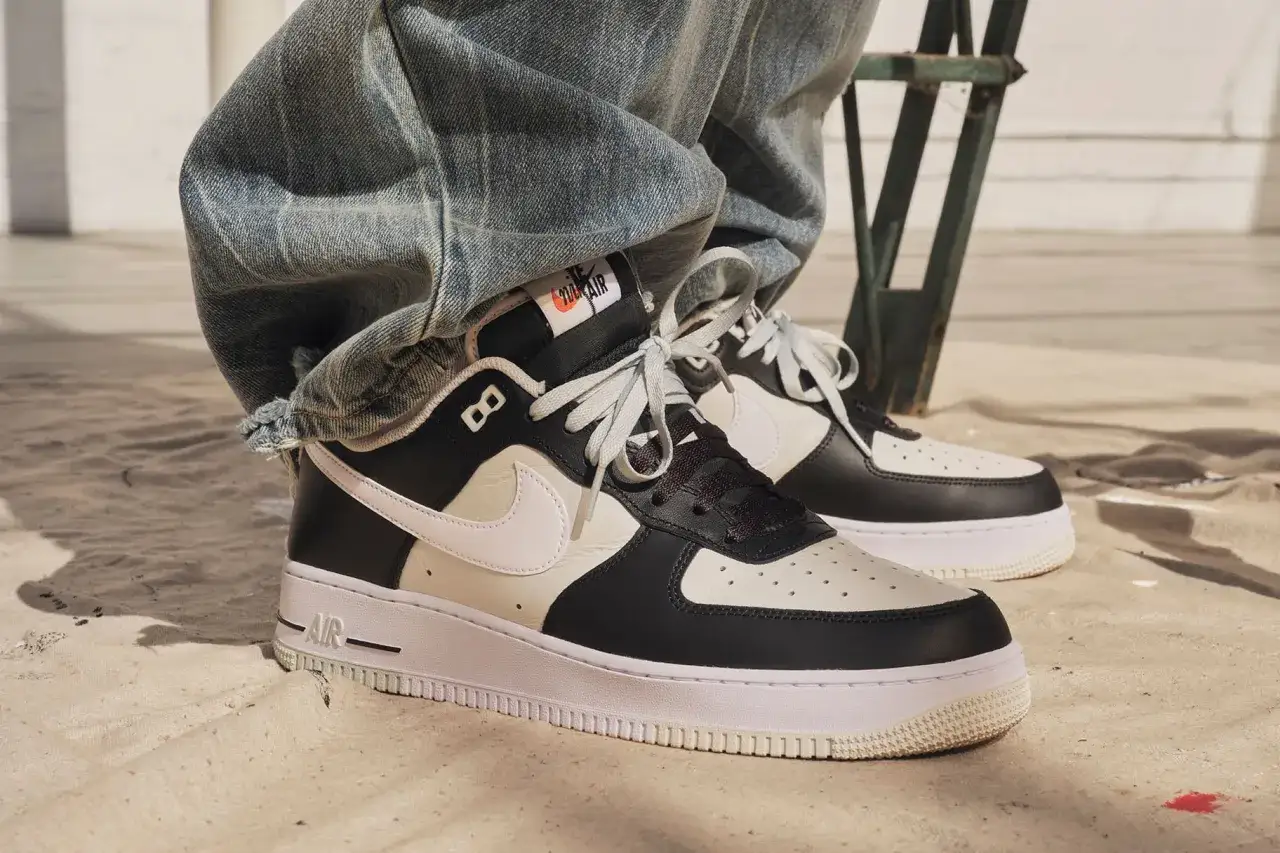 Nike Air Force 1 in Schwarz-Wei&szlig;. Die Schuhe fallen gr&ouml;&szlig;engerecht aus und passen gut zu l&auml;ssigen Jeans.