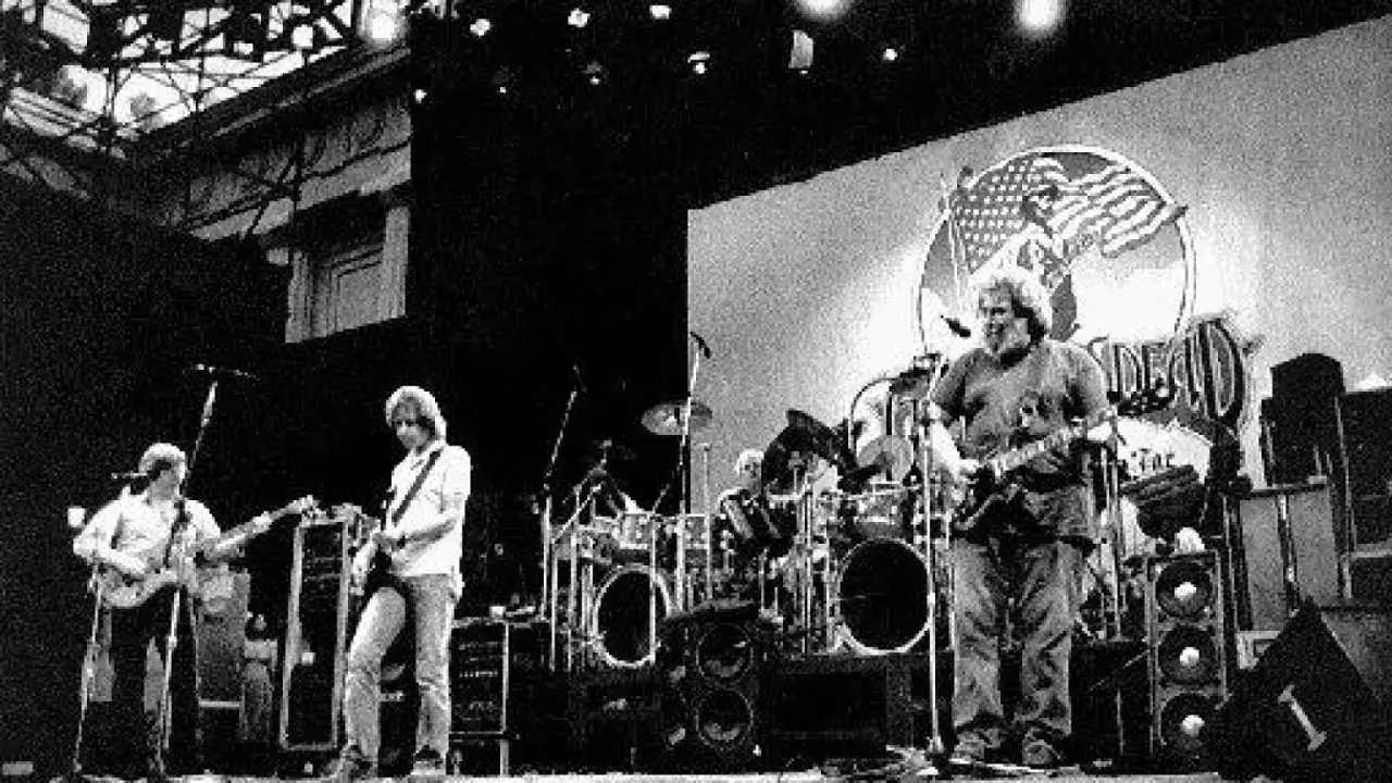 Jerry Garcia und seine Bandkollegen, verstorbene Musiker und Legenden, auf der Bühne.