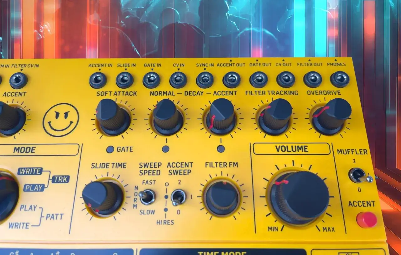 Gelbe Behringer TD-3 MO Synthesizer-Oberfl&auml;che mit vielen Reglern und Kn&ouml;pfen, bereit f&uuml;r elektronische Musik.