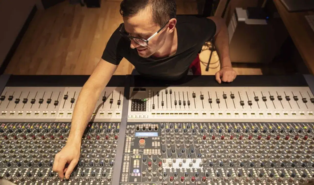 Phil Speiser, ein Tontechniker, bedient ein Mischpult in einem Aufnahmestudio.