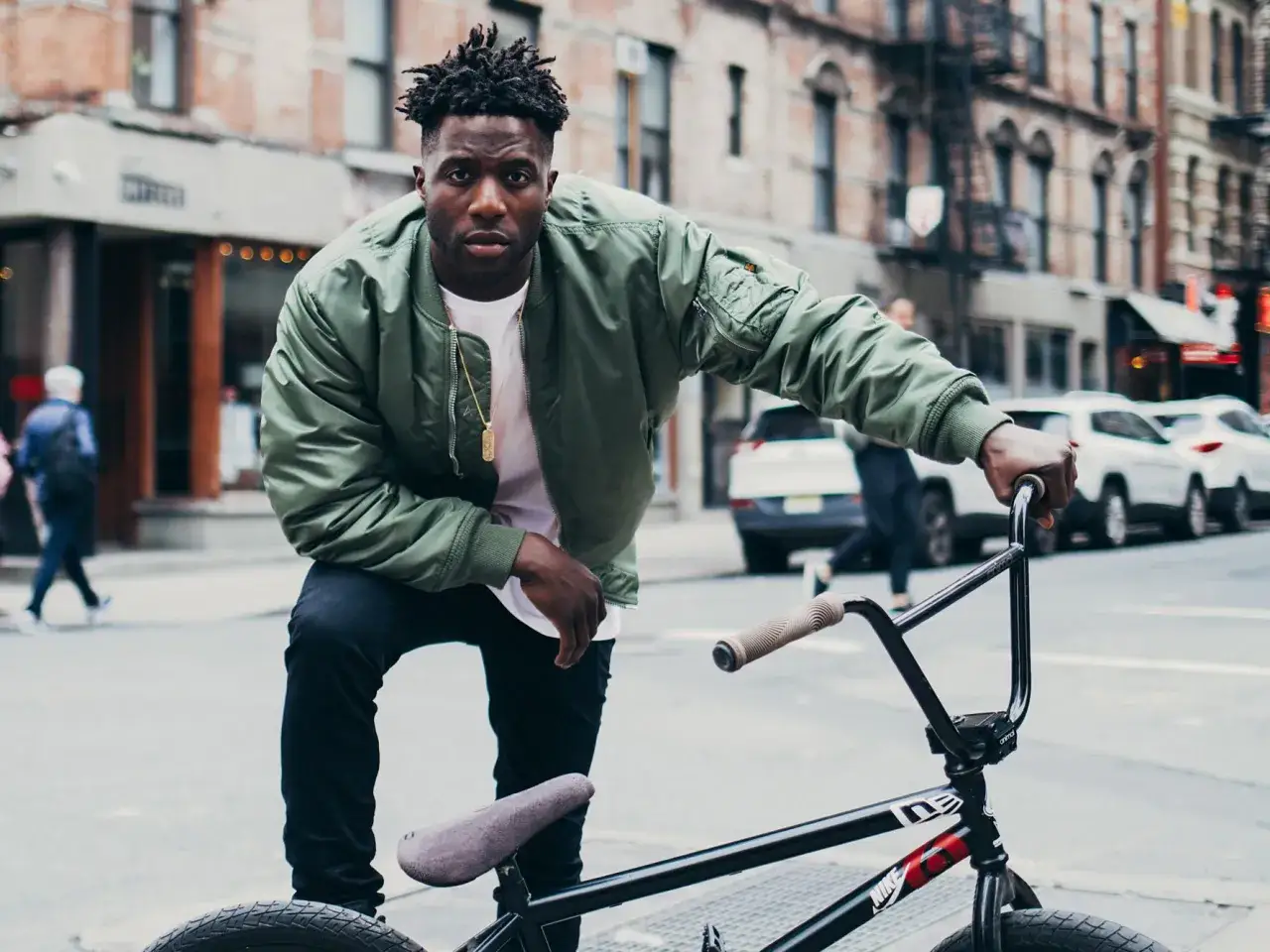 Nigel Sylvester, l&auml;ssig auf seinem BMX-Rad in der Stadt.