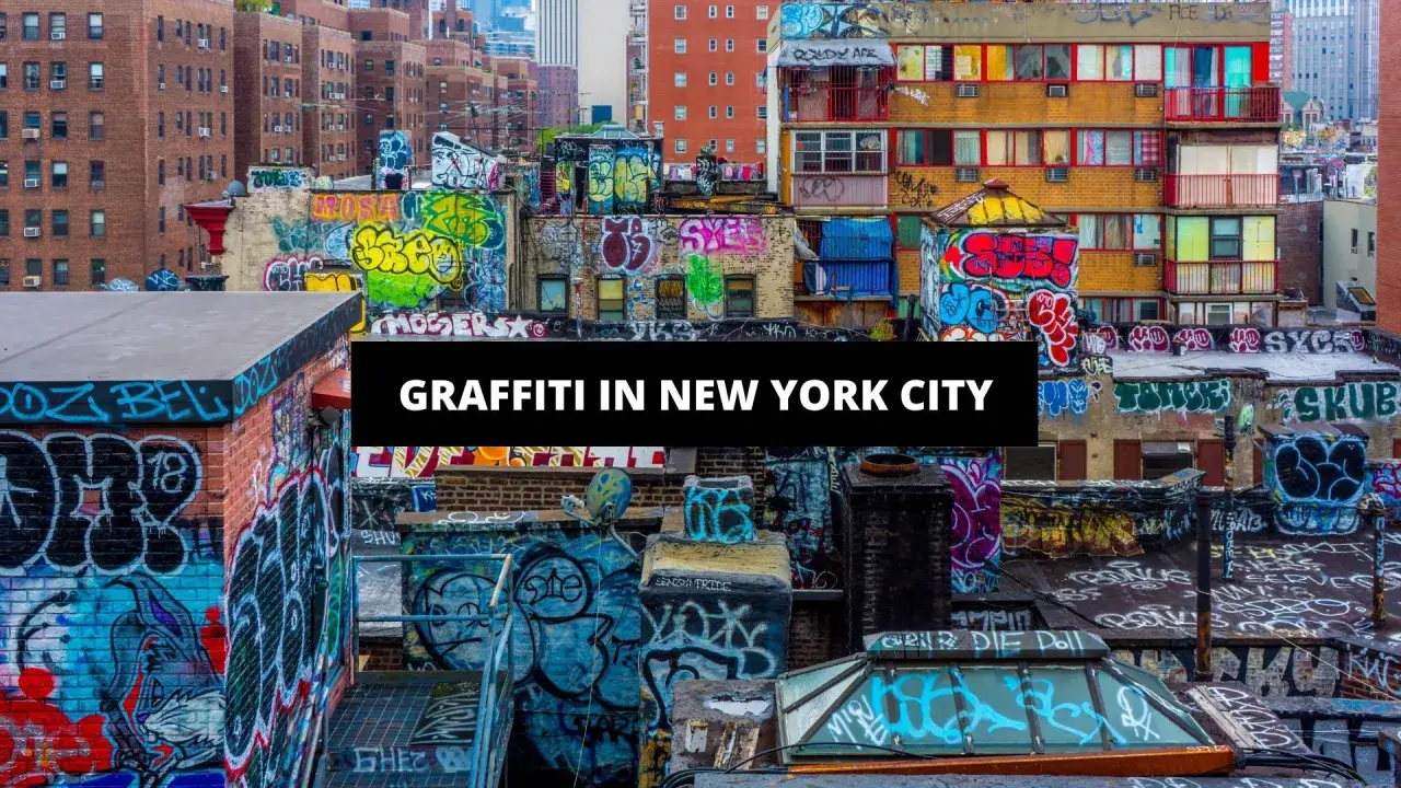 Bunte Graffiti bedecken die D&auml;cher von New York City. Ein lebendiges Kunstwerk, das die Energie der Stadt widerspiegelt.