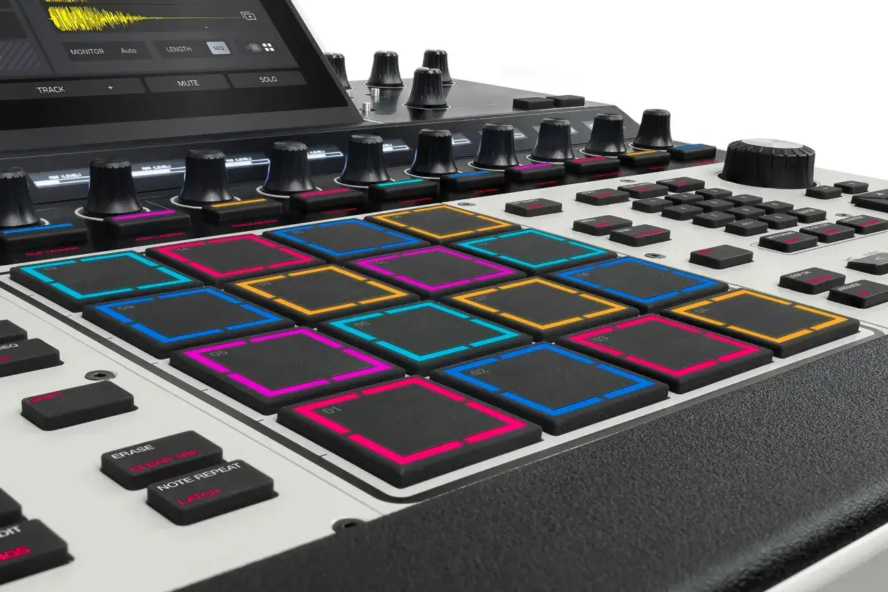 Akai MPC XL mit leuchtenden Pads in Pink, Blau und Gelb. Ein Musikproduzent kann hier Beats erstellen.