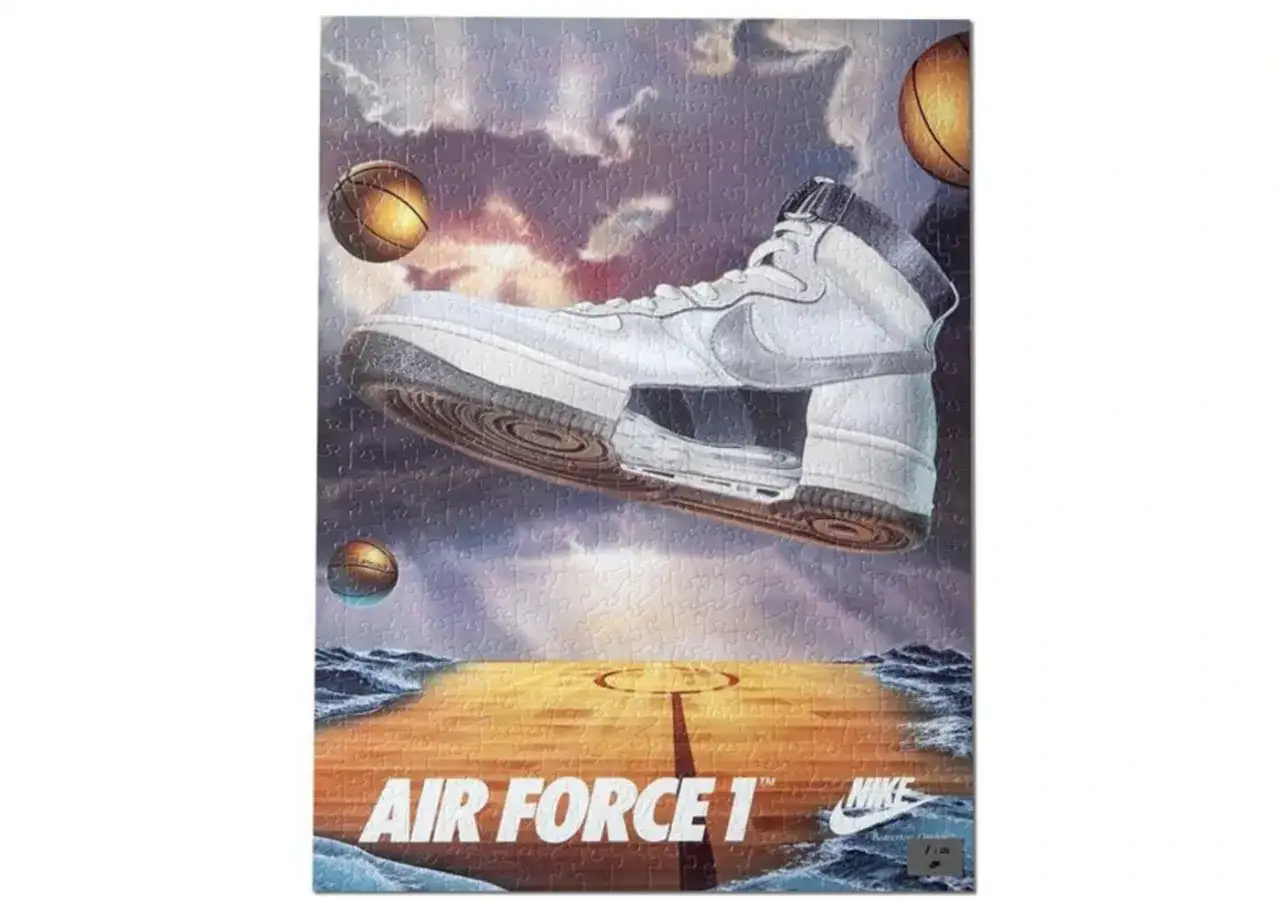 Ein wei&szlig;er Nike Air Force 1 Sneaker schwebt &uuml;ber einem Basketballfeld im Meer. Die Frage 