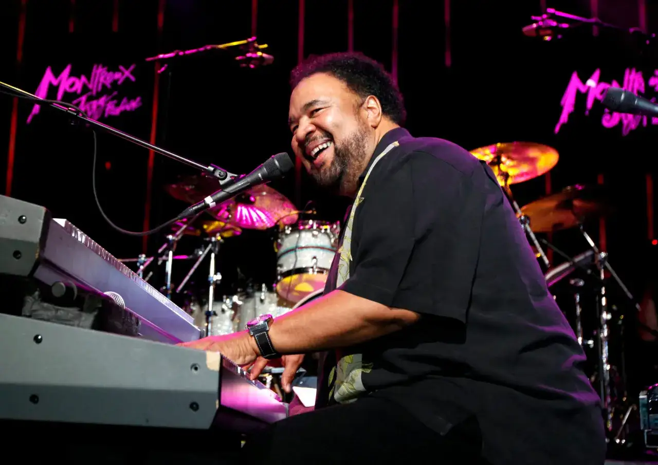 George Duke lacht und spielt Klavier auf der B&uuml;hne des Montreux Jazz Festivals.