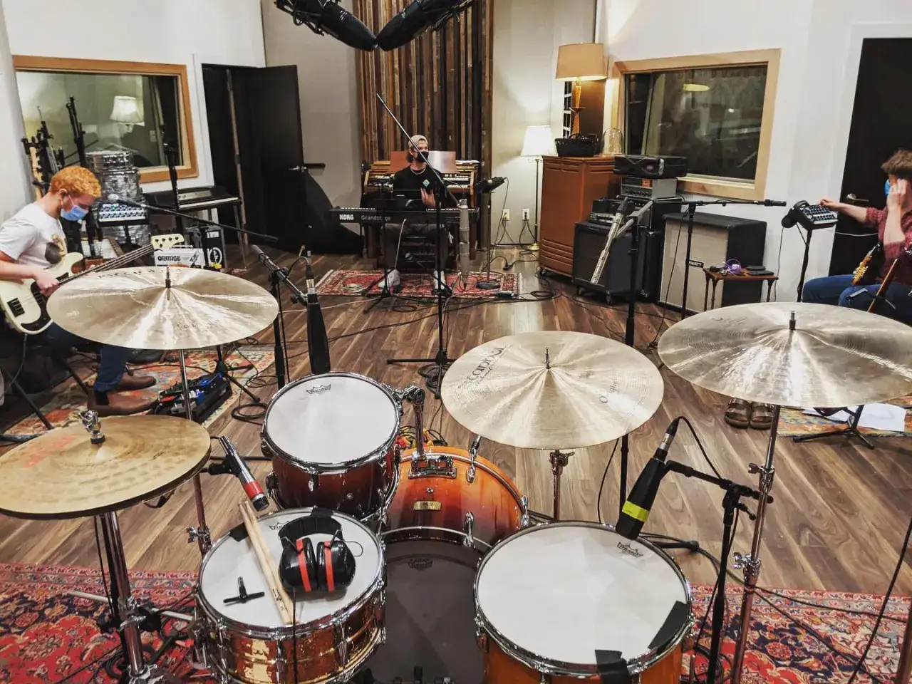Band bei einer live recording im Studio. Ein Bassist, ein Keyboarder und ein Schlagzeuger sind zu sehen.