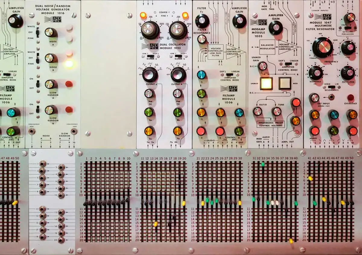 ARP 2500 Synthesizer-Module mit Reglern, Schaltern und Schiebereglern.