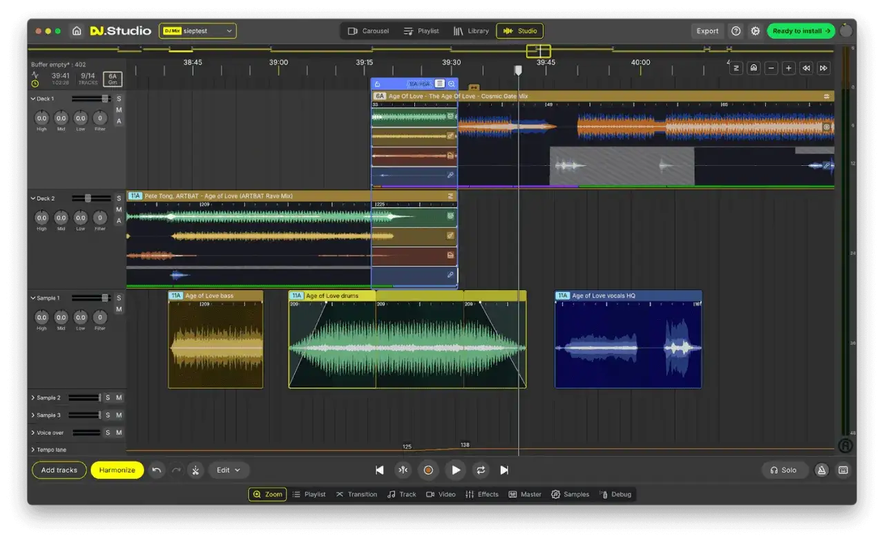 DJ.Studio-Oberfläche mit mehreren Spuren, die auf eine Musikproduktion mit rekordbox 7 hindeuten. Wellenformen und Regler sind sichtbar.