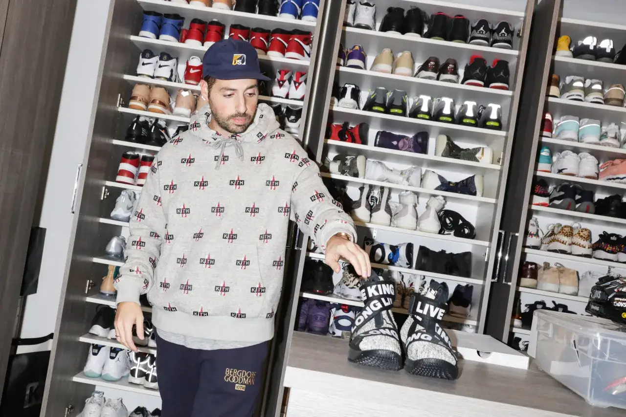Ronnie Fieg w&auml;hlt Sneaker aus seinem riesigen Schuhschrank.