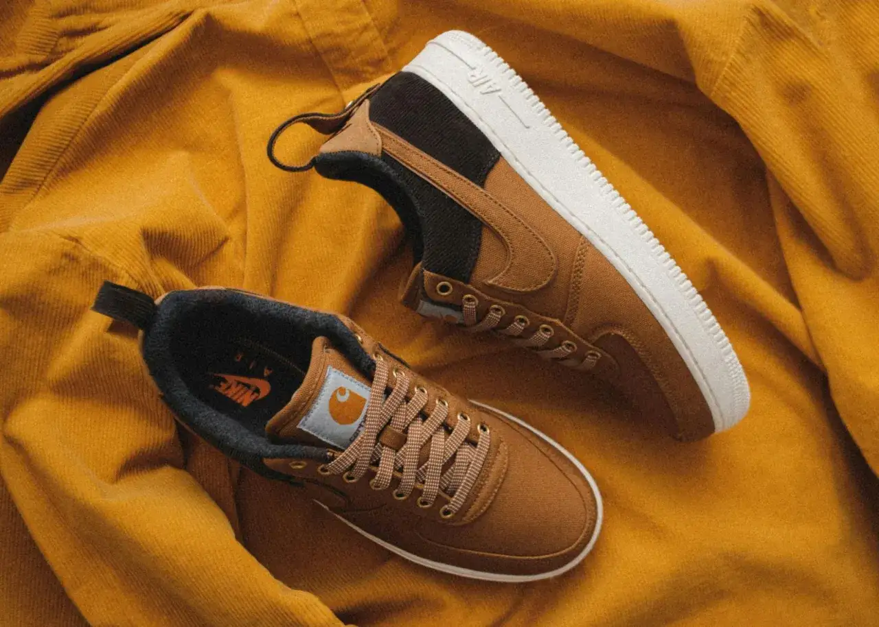 Braune Sneaker mit Carhartt-Logo auf gelbem Cordstoff. Ein begehrter Restock, der schnell vergriffen sein wird.