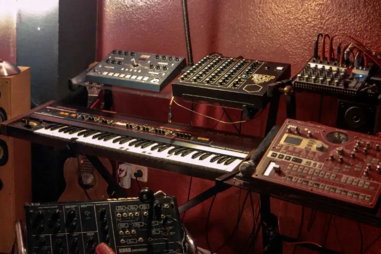 Synthesizer-Hits der 80er: Eine Sammlung analoger Keyboards und Drum-Maschinen, bereit f&uuml;r epische Instrumental-Tracks.