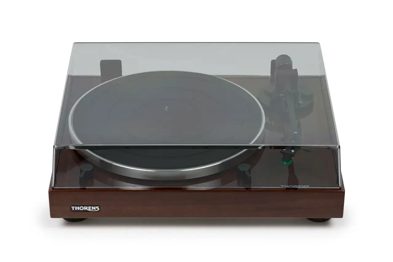 Thorens TD 202 Test: Ein Plattenspieler mit Holzgeh&auml;use und transparenter Haube, bereit f&uuml;r den Klangtest.