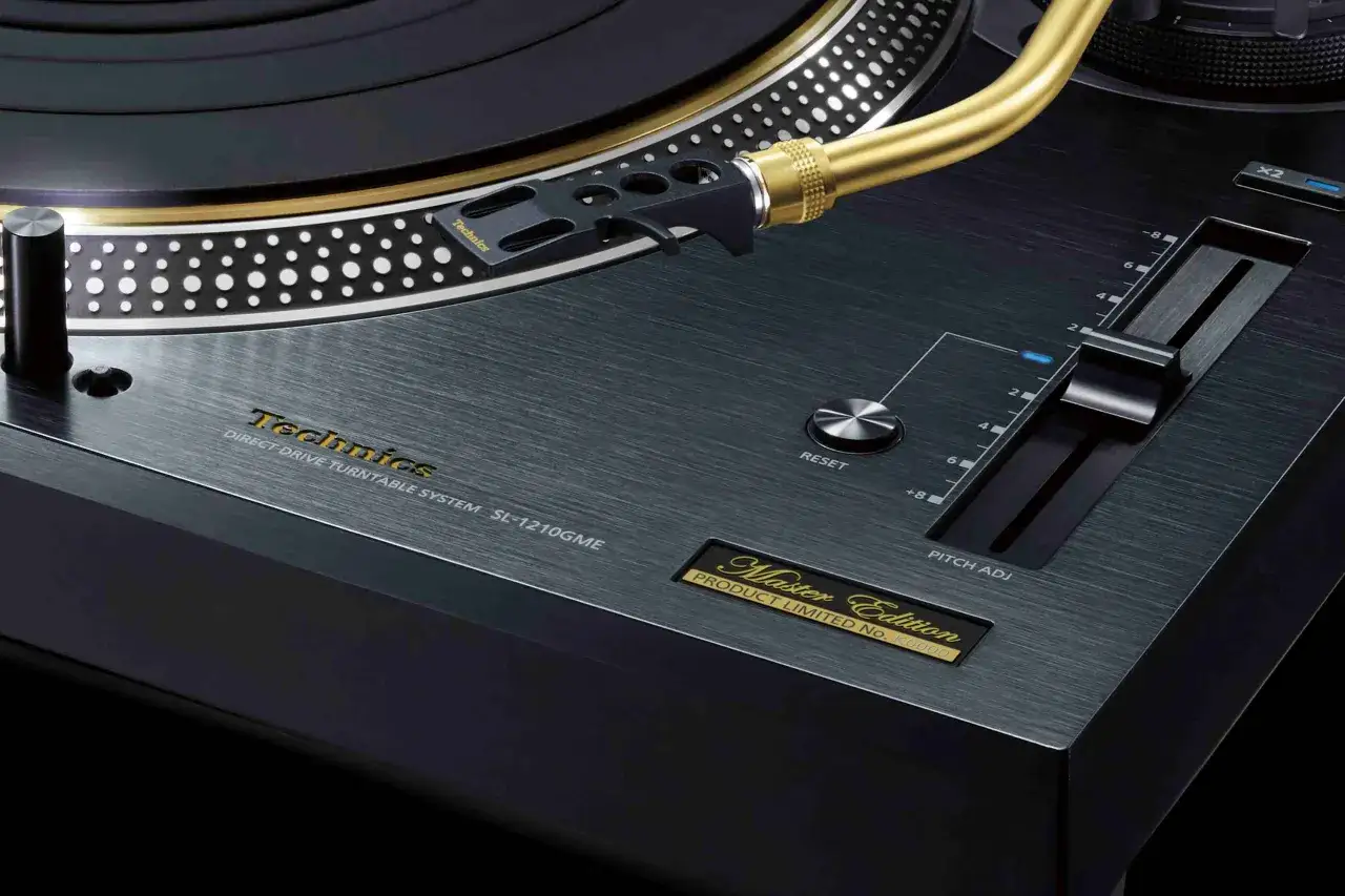 Der Technics SL-1210GME Plattenspieler in Master Edition, mit seinem goldenen Tonarm und der geb&uuml;rsteten Oberfl&auml;che, bereit f&uuml;r den perfekten Sound.