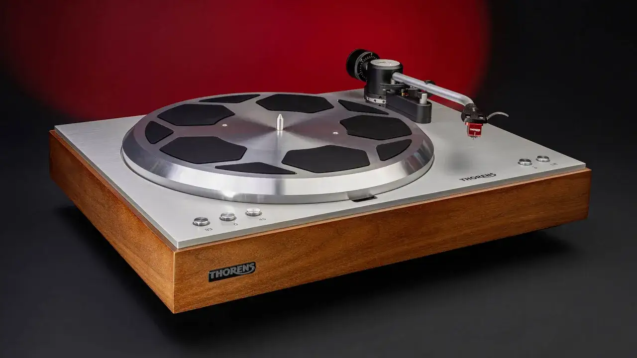 Thorens TD 402 DD Test: Eleganter Plattenspieler mit Holzsockel und silbernem Plattenteller. Perfekt f&uuml;r Vinyl-Liebhaber.