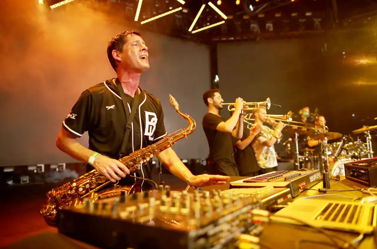 Ein Saxophonist und Trompeter spielen bekannte Funk-Songs auf einer B&uuml;hne.