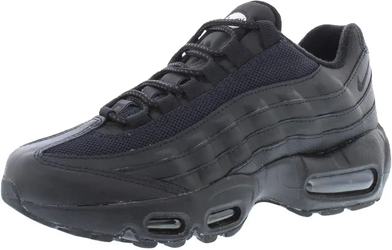 Schwarzer Nike Air Max 95 Sneaker. Viele fragen sich, wie fallen Air Max 95 aus. Sie sind eher schmal geschnitten.