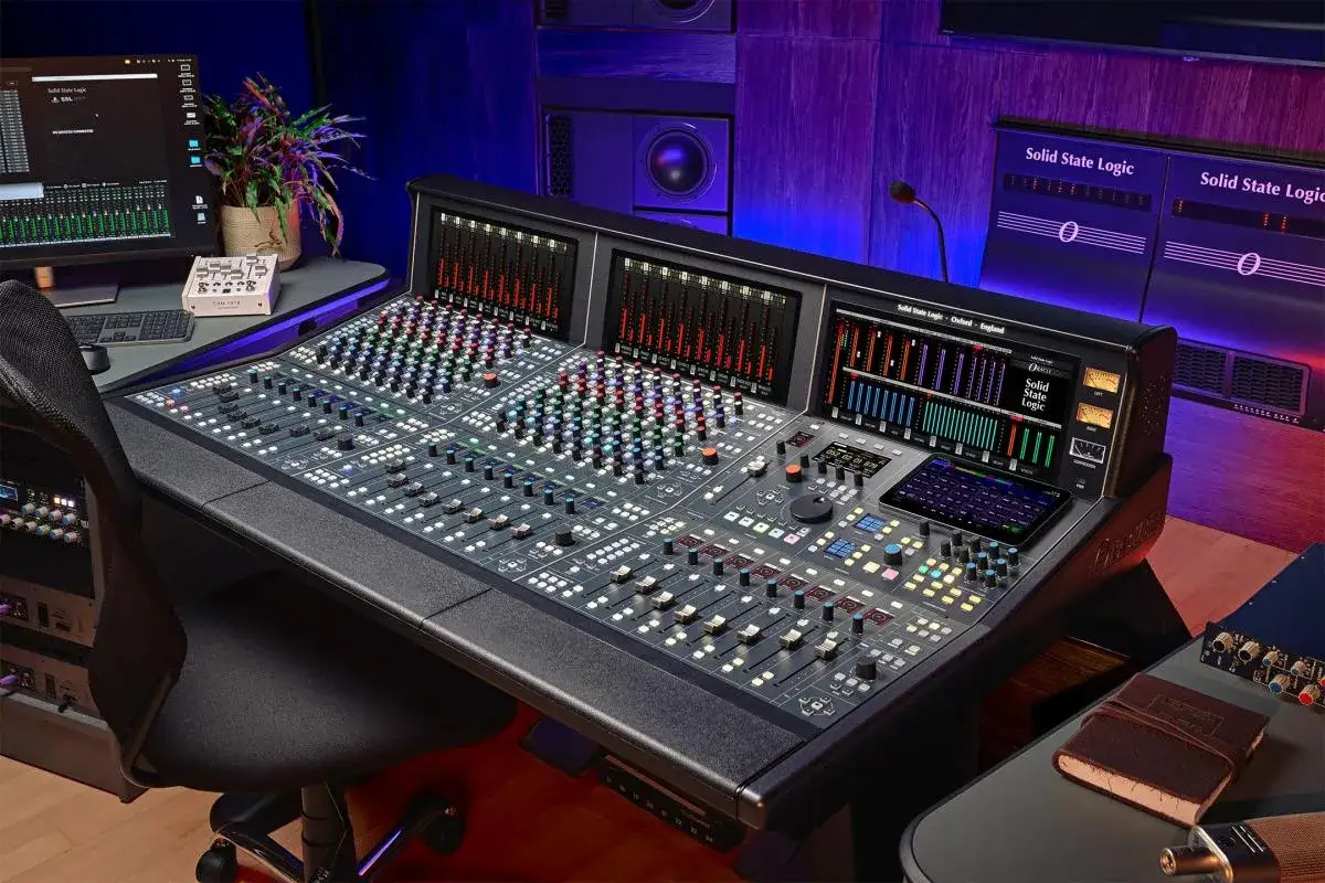 Ein modernes Mischpult von Solid State Logic mit vielen Reglern und Displays, das f&uuml;r professionelle Audiobearbeitung und die Nutzung von SSL Plugins konzipiert ist.