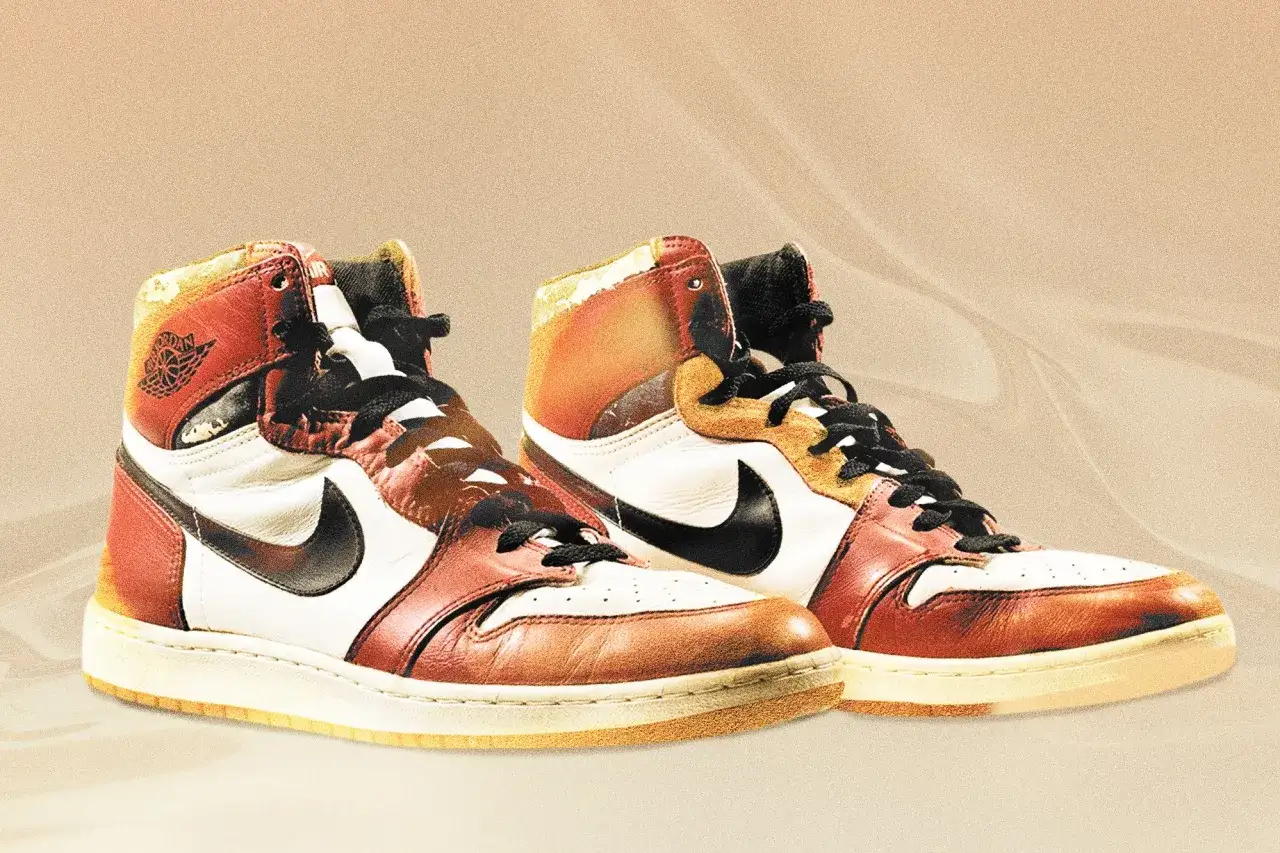 Zwei Air Jordan 1 Sneaker in Braun, Wei&szlig; und Orange. Diese ikonischen Schuhe geh&ouml;ren zu den top 10 teuerste Sneaker der Welt.