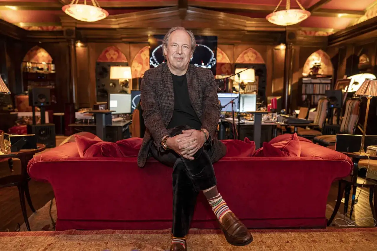 Hans Zimmer sitzt auf einem roten Samtsofa in seinem opulenten Studio.