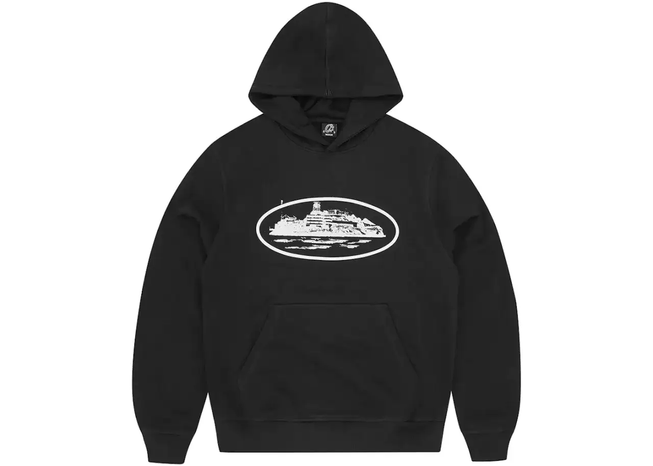 Schwarzer Hoodie mit dem markanten corteiz logo, das eine ovale Silhouette mit einer st&auml;dtischen Landschaft zeigt.