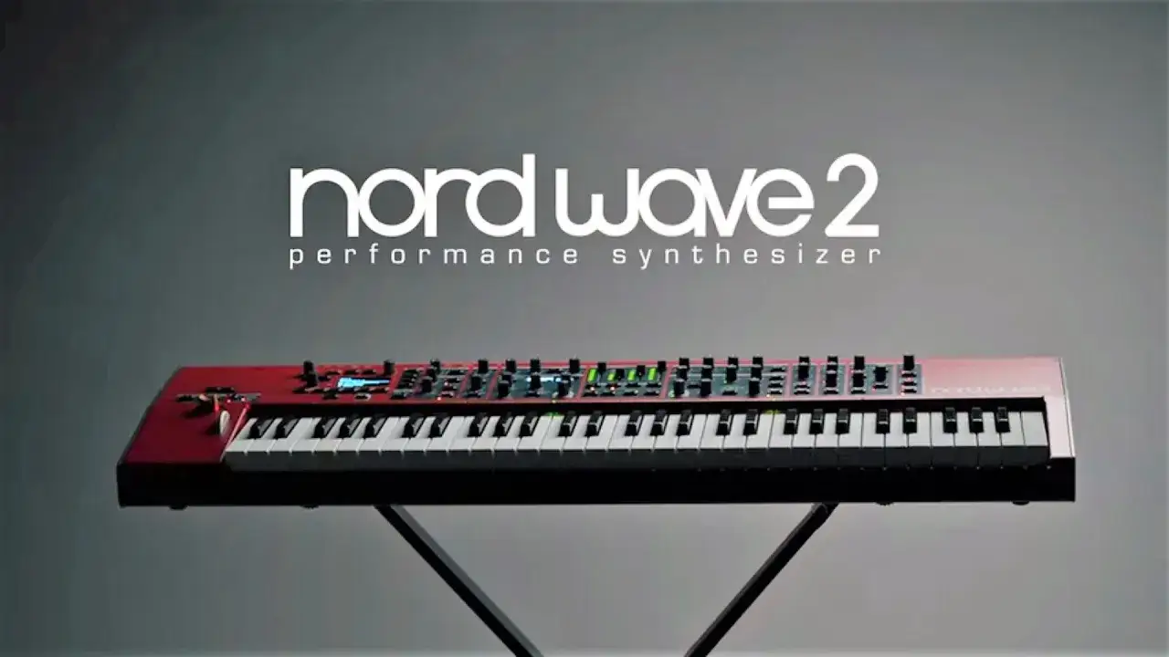 Roter Nord Wave 2 Synthesizer auf einem St&auml;nder, bereit f&uuml;r musikalische Kreationen.