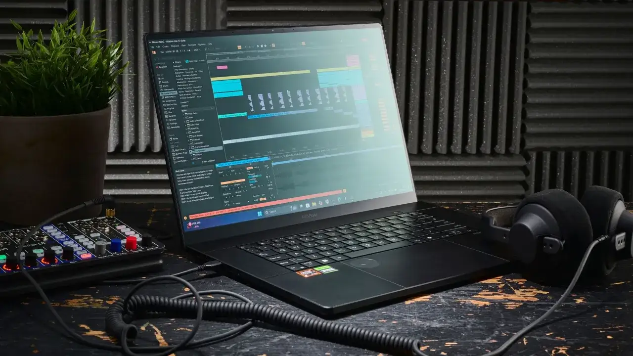 Laptop mit Musikproduktionssoftware, Kopfhörern und kleinem Mischpult. Perfekt, um eigene ki musik erstellen.