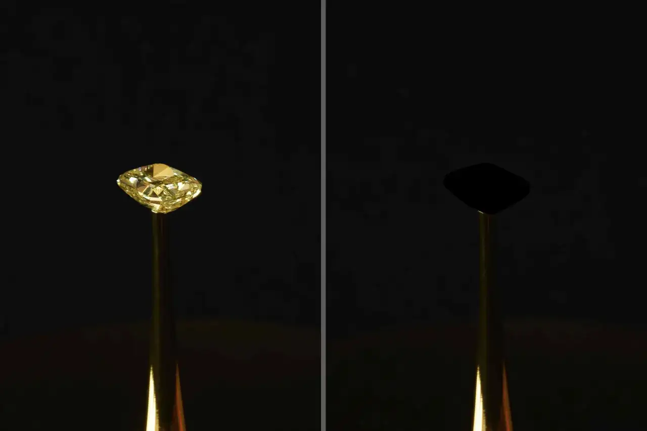 Links ein gelber Diamant, rechts ein Objekt im dunkelsten Schwarz, das Licht schluckt.