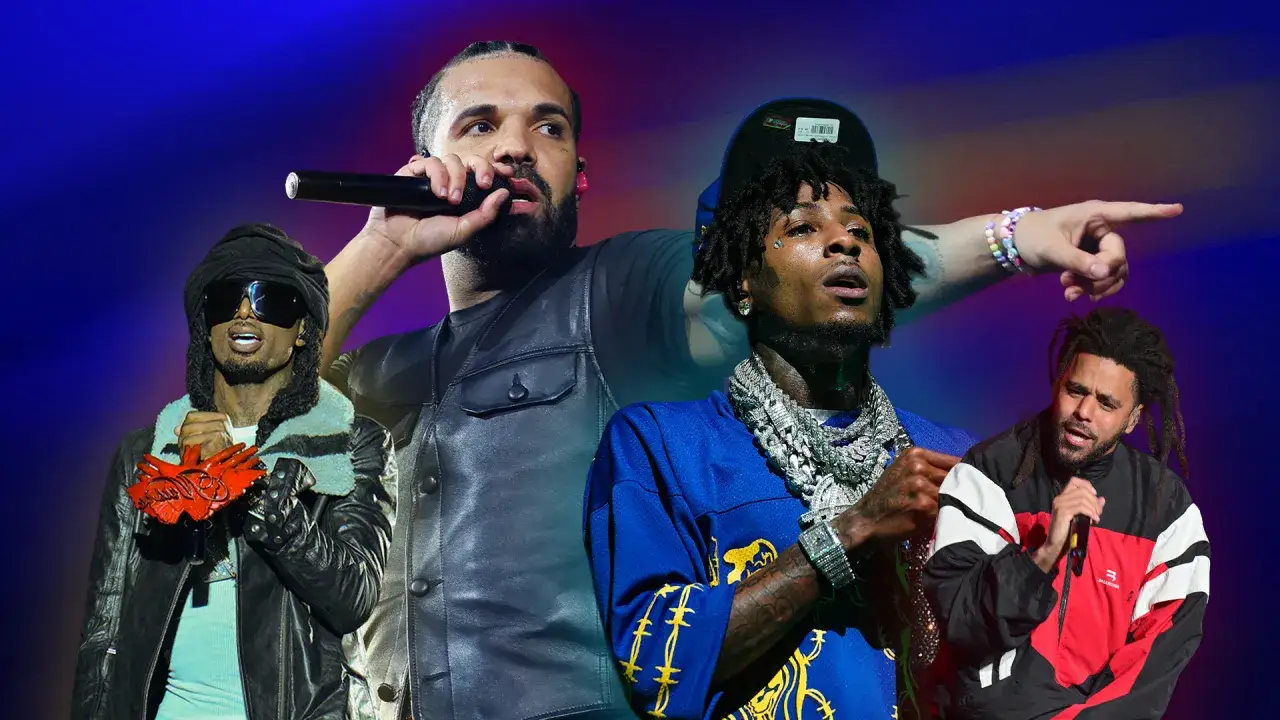 Drake, J. Cole und weitere bekannte Hip-Hop Künstler auf einer Bühne.