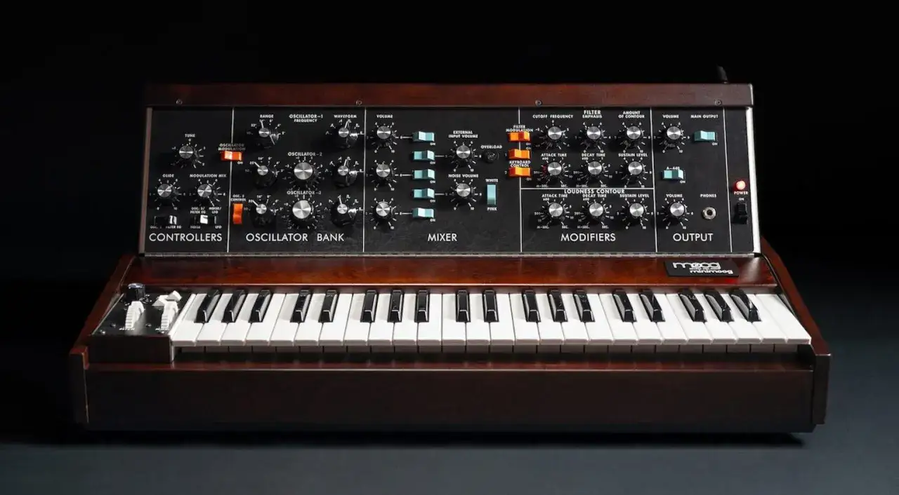 Ein klassischer Moog Minimoog Synthesizer, bereit, ikonische synthesizer musik zu erzeugen.