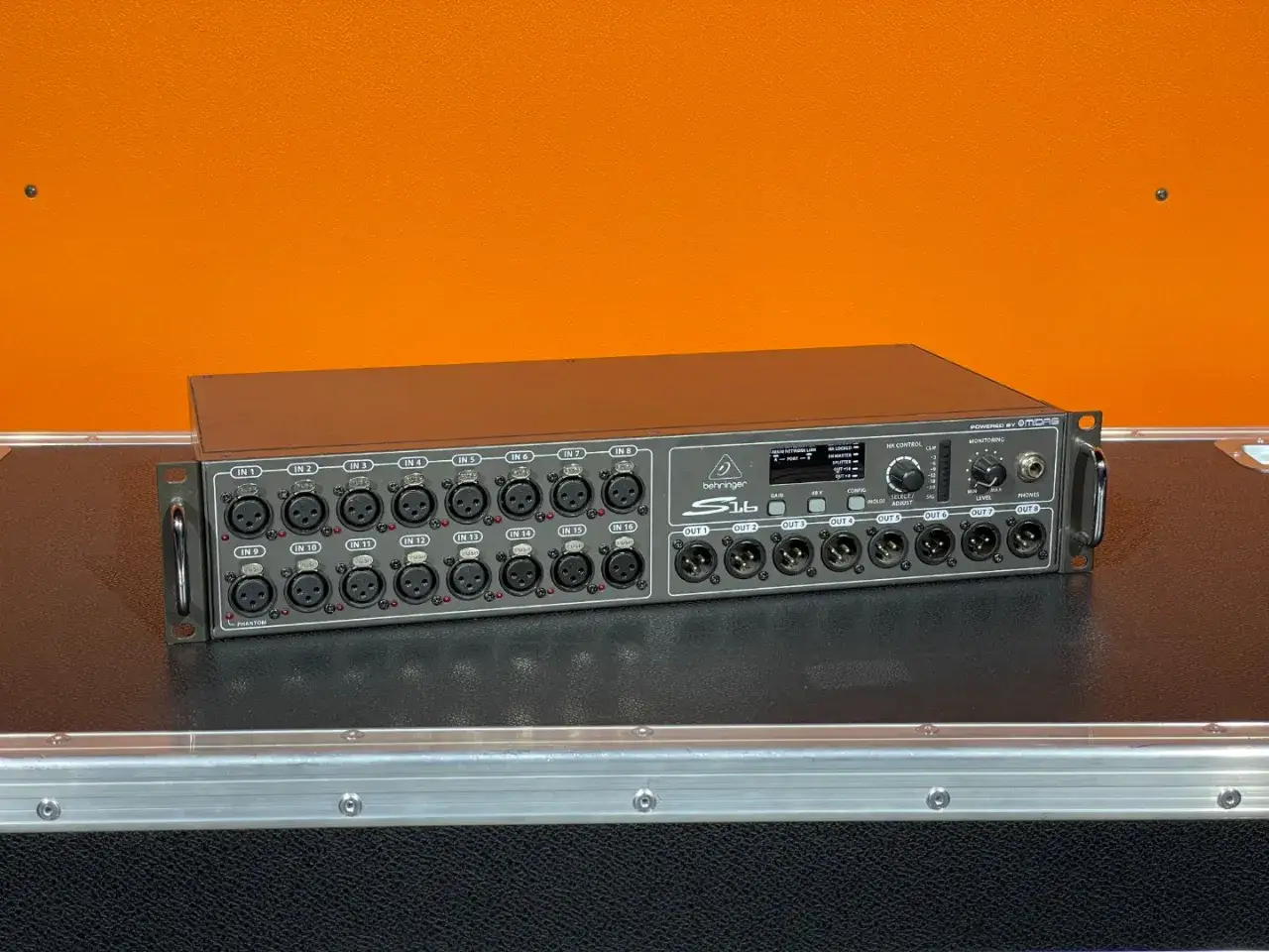 Behringer S16 Stage Box mit 16 Ein- und 8 Ausgängen, bereit für den Einsatz auf der Bühne.