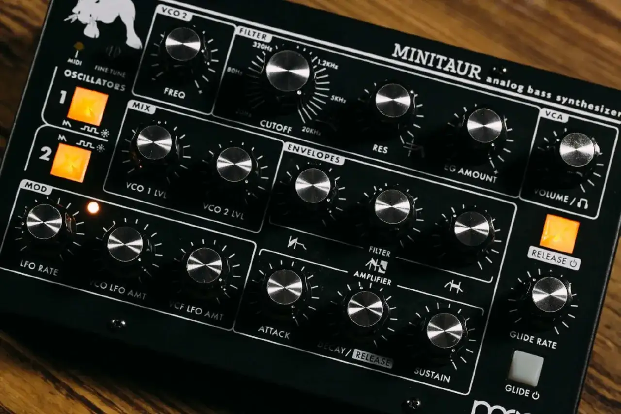 Behringer Toro analog bass synthesizer mit vielen Reglern und Kn&ouml;pfen f&uuml;r Sounddesign.